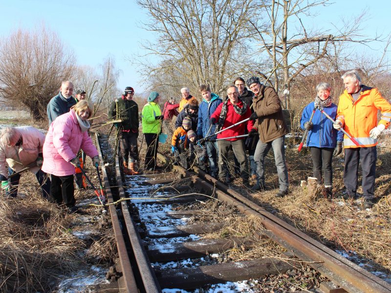 Pfaffenhofen - Die Aktion Schiene frei lockte rund 30 Menschen trotz eisiger Kälte an die Gleise der ehemaligen Zabergäubahn.