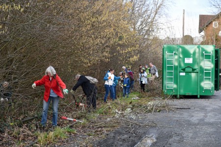 Vereinsmitglieder beim Freischnitt