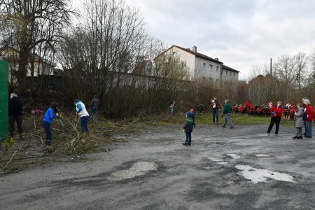 Vereinsmitglieder beim Freischnitt