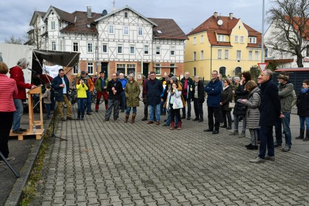 Interessierte Vereinsmitglieder und Menschen auf der Kundgebung